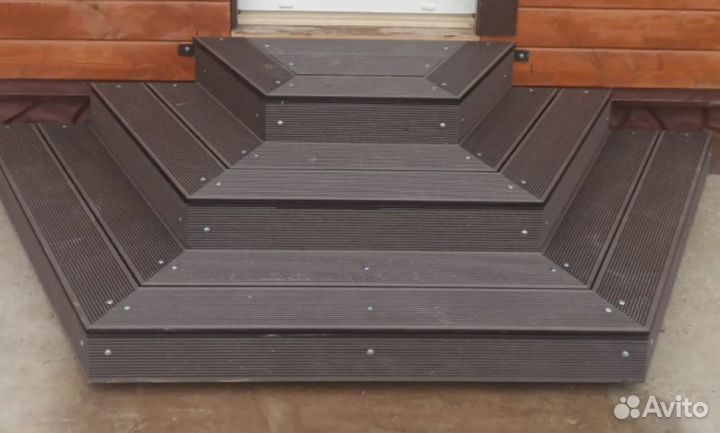 Уличная лестница из дпк для крыльца