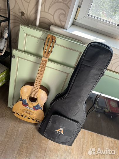 Акустическая гитара с росписью и чехлом