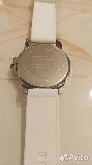 Tommy hilfiger часы белые