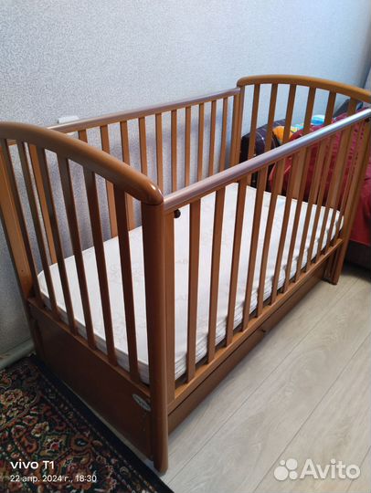 Детская кроватка с маятником и ящиком