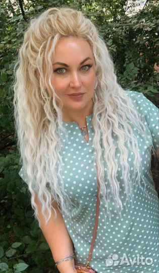 Модель на афроприческу