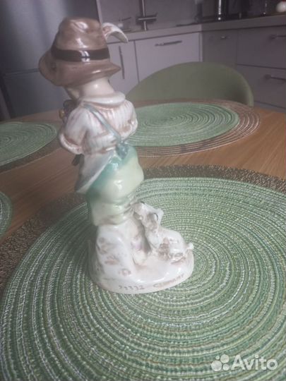 Фарфоровые статуэтка