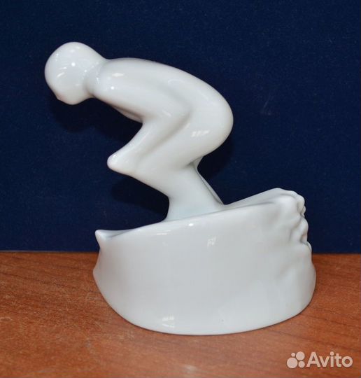 Фарфоровая статуэтка- горнолыжник ифз