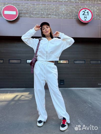 Женский спортивный костюм