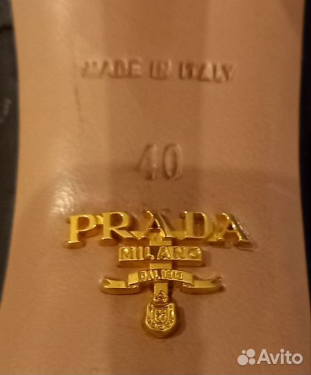 Лаковые чёрные туфли Prada
