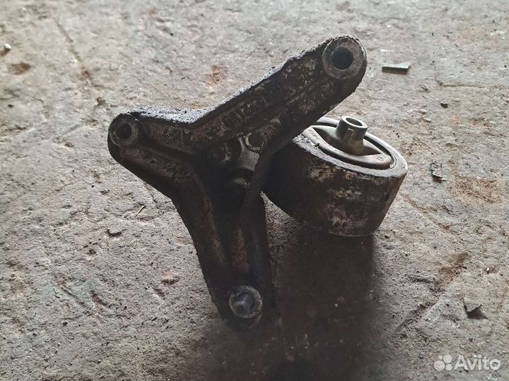 Кронштейн опоры кпп Mitsubishi Carisma