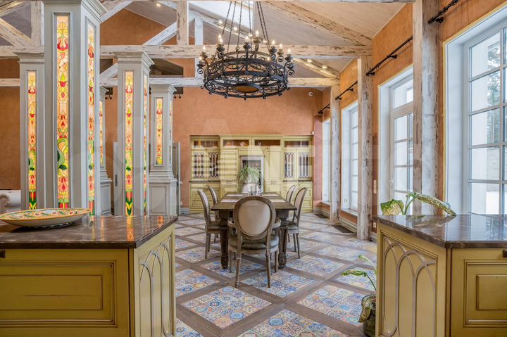 Дом 825 м² на участке 25 сот.