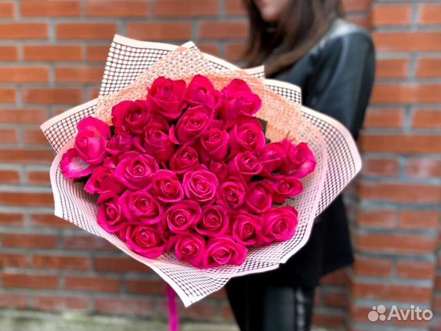 Букет цветов девушке. 31 роза с оформлением