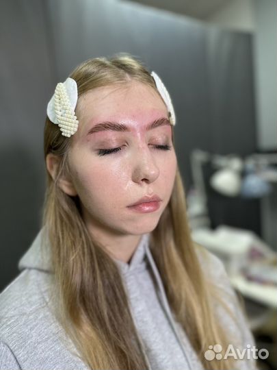 Модель на оформление бровей