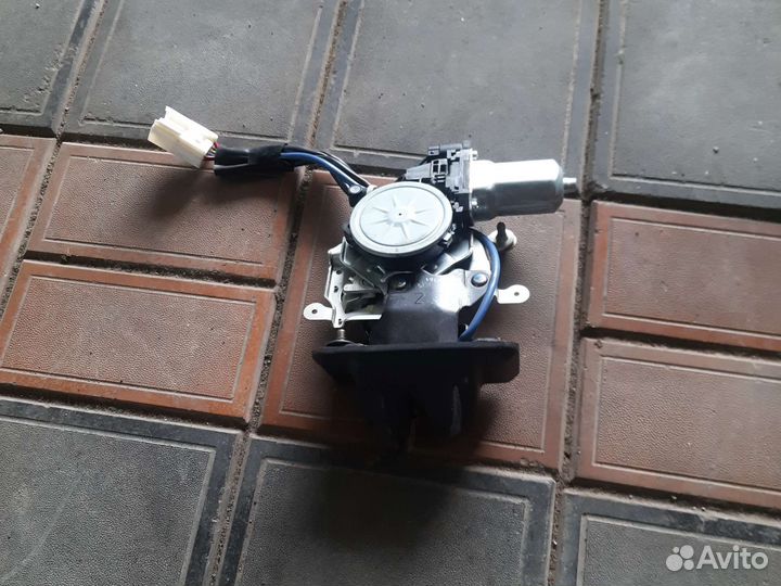 Замок крышки багажника Toyota Harrier Lexus RX300