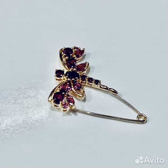 Золотая брошь с камнем