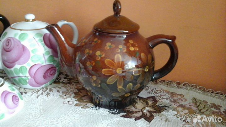 Чайники, блюдца, сахарница, чашки