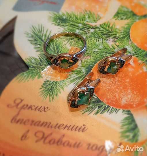 Золотые серьги и кольцо с зелеными камнями
