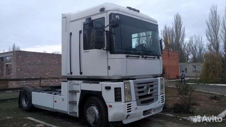 Лобовое стекло на Renault Magnum