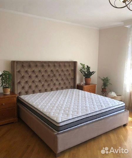 Кровать двухспальная с мягким изголовьем