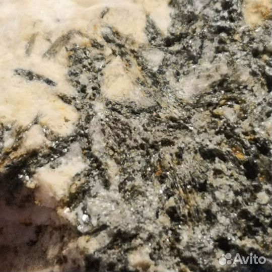 Уралит и хлорит на кристаллах альбита