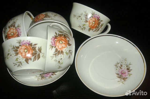 Чайные чашки и блюдца