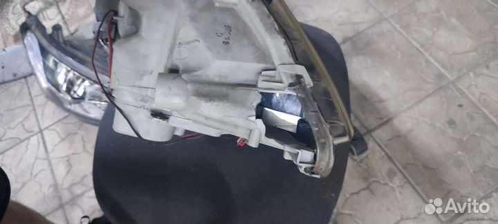 Фара Toyota Crown Majesta UZS186 2004-2009