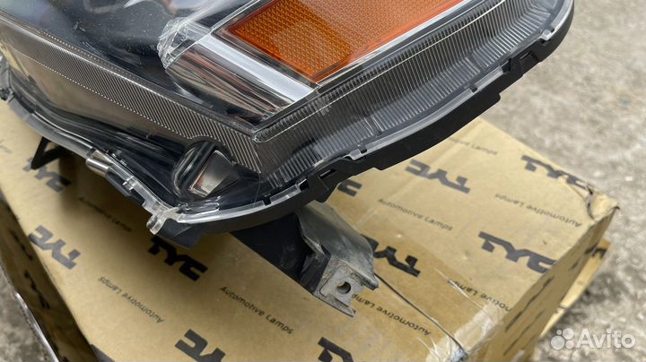 Оригинальная фара mitsubishi lancer 10