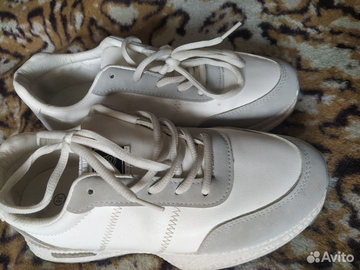 Кроссовки женские