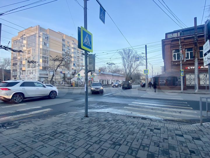 Помещение с витражом около остановки театра кукол