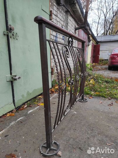 Пластиковое окно, перила кованое