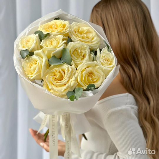 Монобукет с розами Канделайт и эвкалиптом