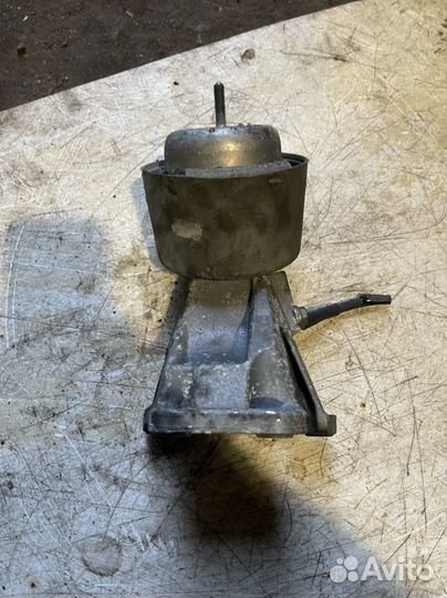 Кронштейн двигателя левый 8E0199307E