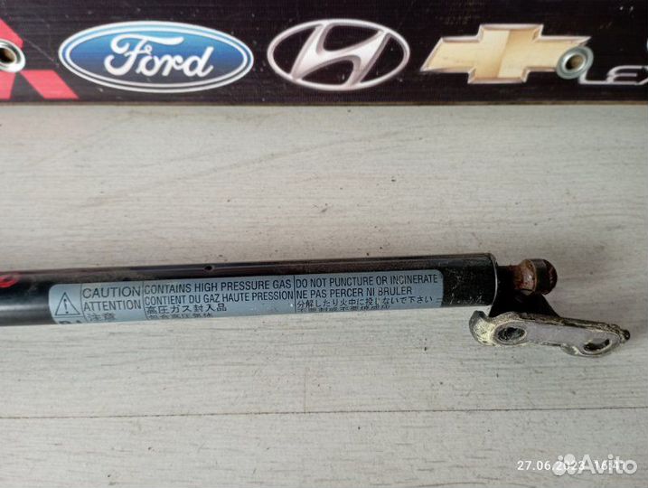 Амортизатор двери багажника задний правый Lexus