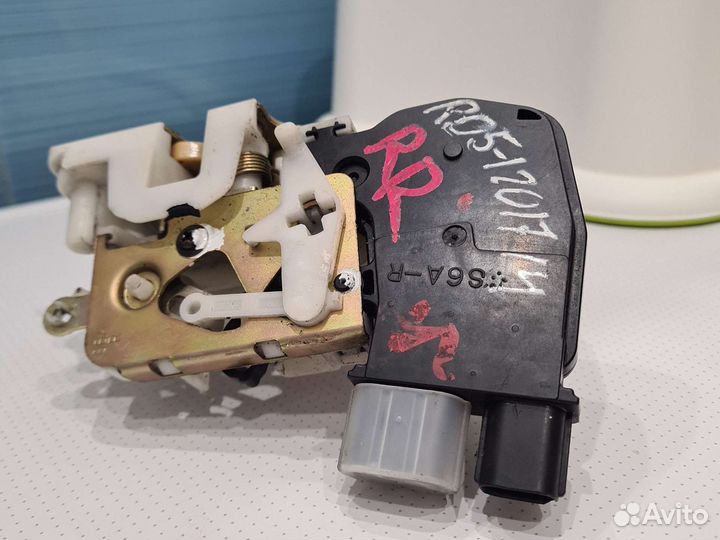 Замок двери задней правой honda fit