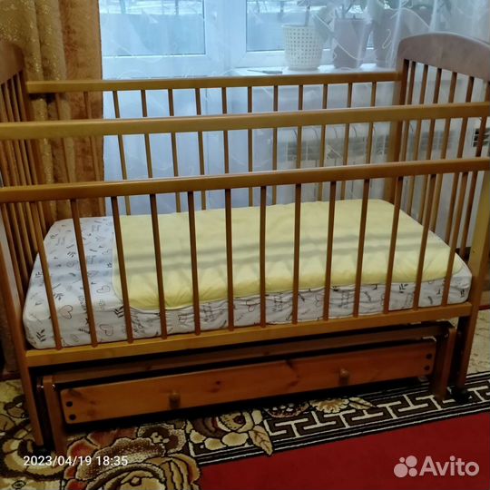 Детская кроватка с маятником и ящиком