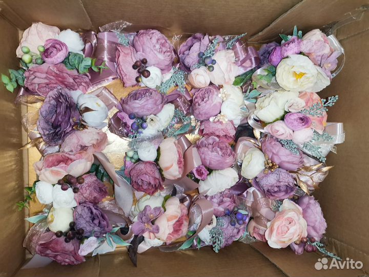 Бутоньерки и цветы на руку