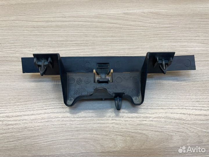 Дефлектор радиатора правый Renault Logan