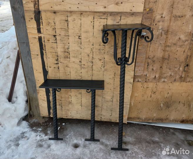 Столик и лавочка на кладбище