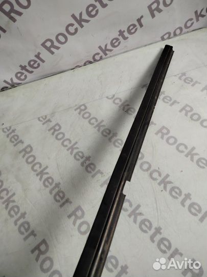 Молдинг стекла задний правый Mitsubishi Galant 8