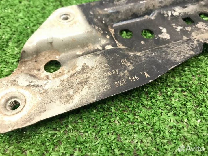 Кронштейн крыла правый Audi A3 8P ccza 2009