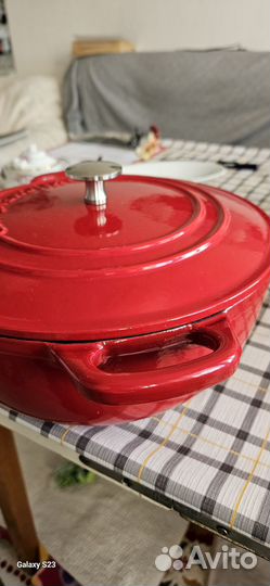 Немецкая чугуная кастрюля красная новая