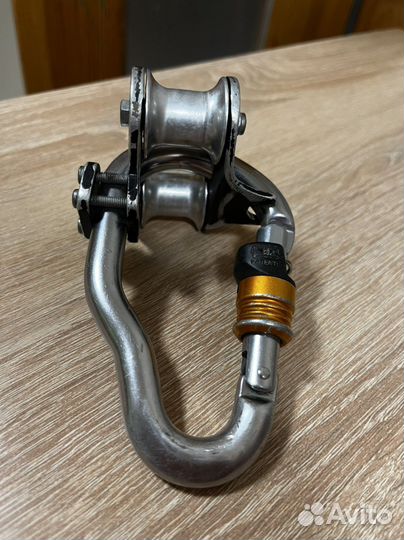 Карабин с роликом