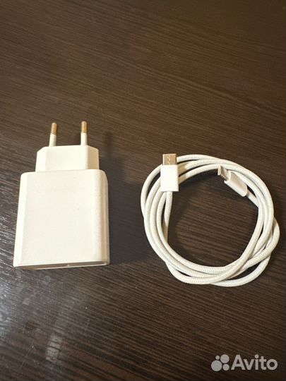 Блок и шнур на iPhone 15