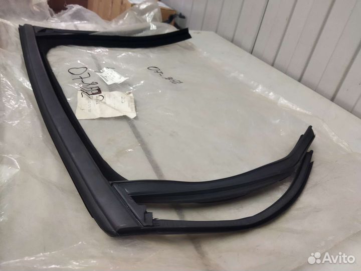 Уплотнитель стекла задней правой двери astra J