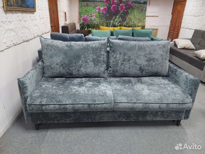 Диван на высоких ножках