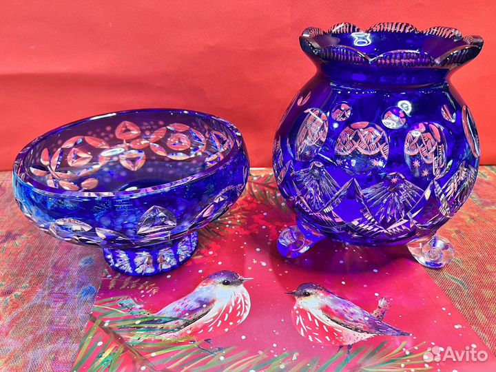 Две хрустальные синие вазы на ножках,на юбке GDR