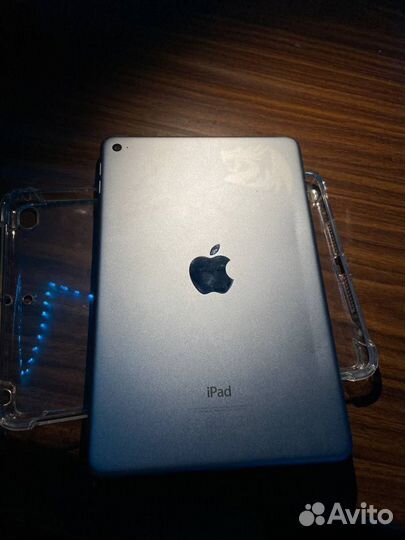 Планшет iPad мини 4