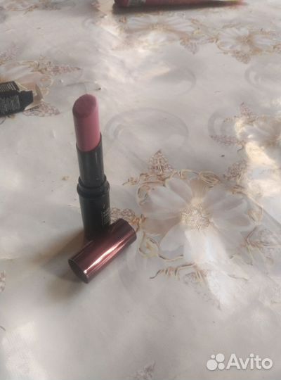 Помада полуматовая. Нежно наноситься. Цвет слива