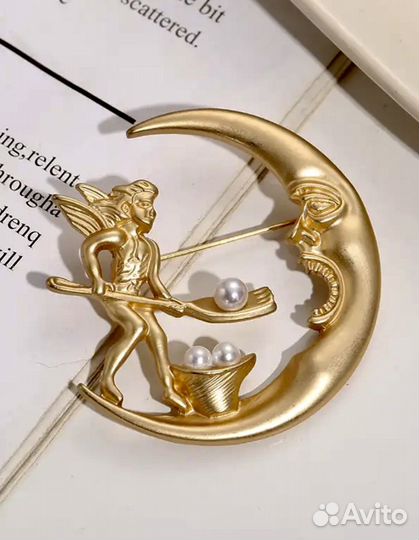 Модная брошь в ретро стиле