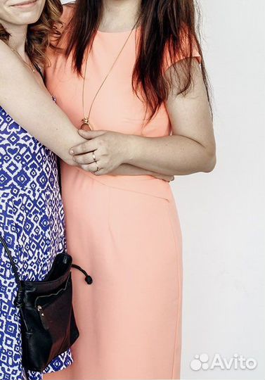 Платье силуэтное миди