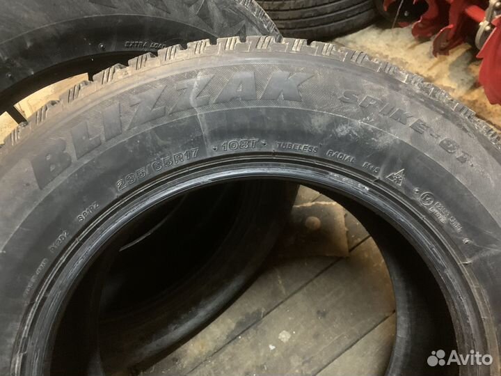 Bridgestone Blizzak Spike-01 235/65 R17 108T