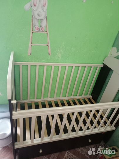 Детская кроватка с маятником и ящиком