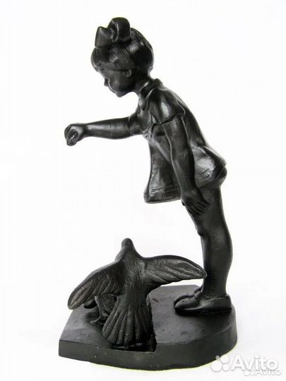 Девочка кормит голубей Каслинское литье Куса 1974