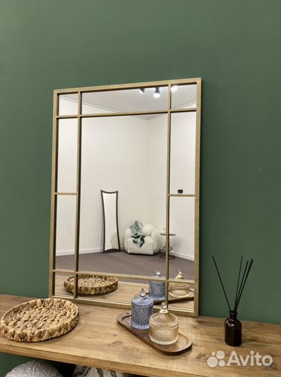 Зеркало в ванную в зрлотой раме в прихожую
